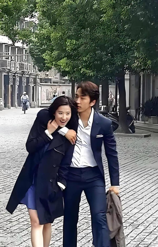 炒股配资理财 刘亦菲唯一公开男友曝光，如今才明白她的眼光有多毒辣